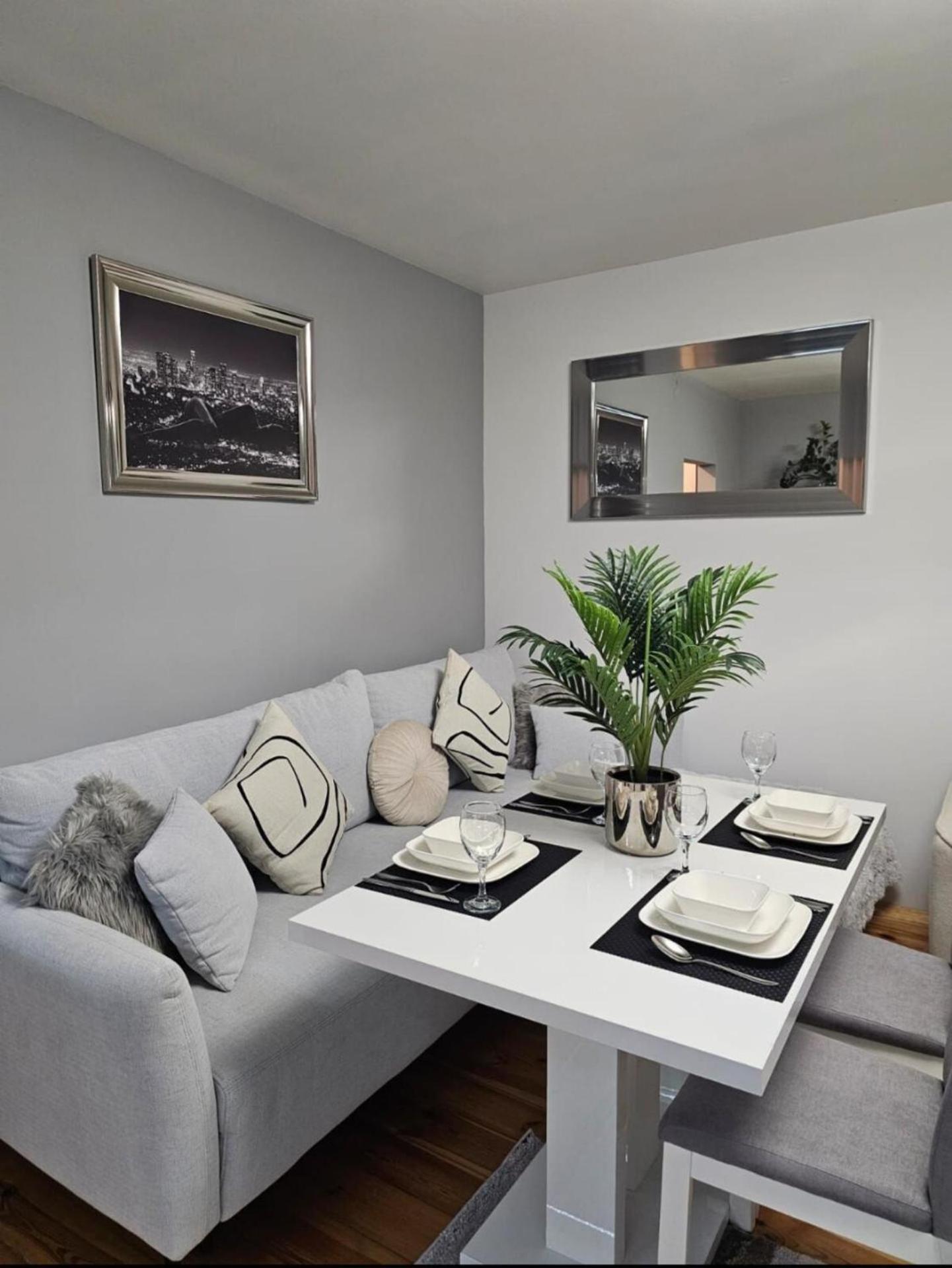 Apartment In Zyrardow 10Min To Suntago Zewnętrze zdjęcie